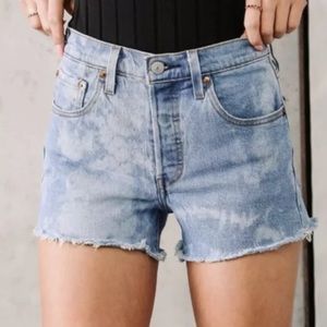 LEVI’S - 501 High Rise Vintage Style Cutoff Raw Hem Shorts sz 26 NWT Light Wash